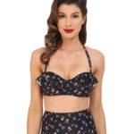 Модель в купальнике в стиле пин-ап