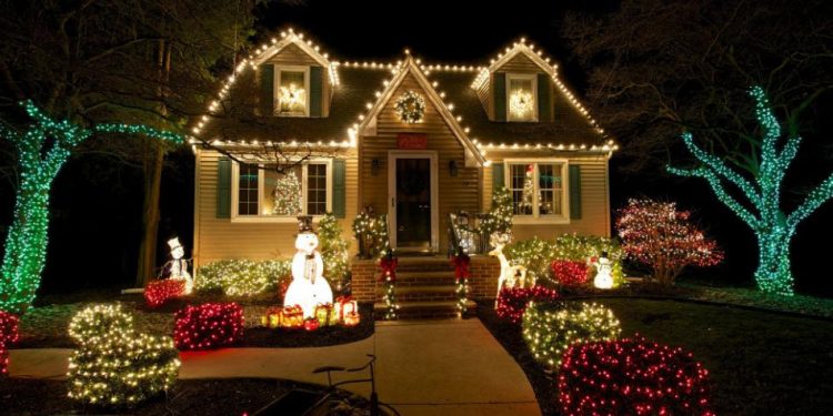 Как украсить дом перед новым годом: выбираем гирлянды для наружного и внутреннего декора