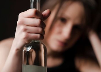 Алкогольная и наркотическая зависимость у женщин: особенности лечения и реабилитации