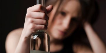 Алкогольная и наркотическая зависимость у женщин: особенности лечения и реабилитации