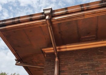 Медная водосточная система: характеристики и особенности эксплуатации и монтажа