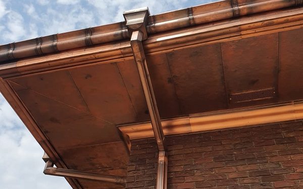 Медная водосточная система: характеристики и особенности эксплуатации и монтажа