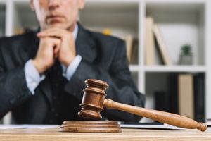 Кто такой адвокат? И в каких случаях необходима его помощь?