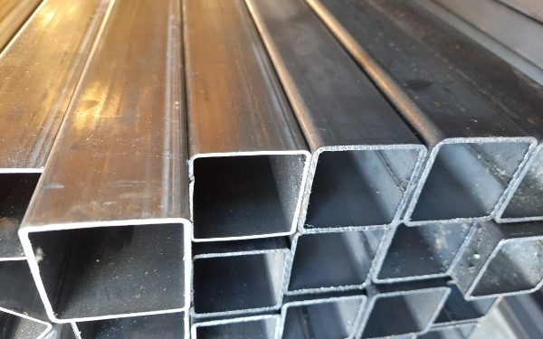 Профильная труб 100х100: описание, характеристики и применение