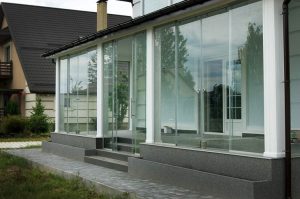 Входная группа из стекла для частного дома: виды и особенности конструкций