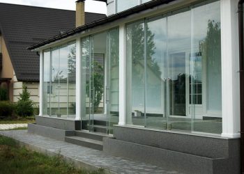 Входная группа из стекла для частного дома: виды и особенности конструкций