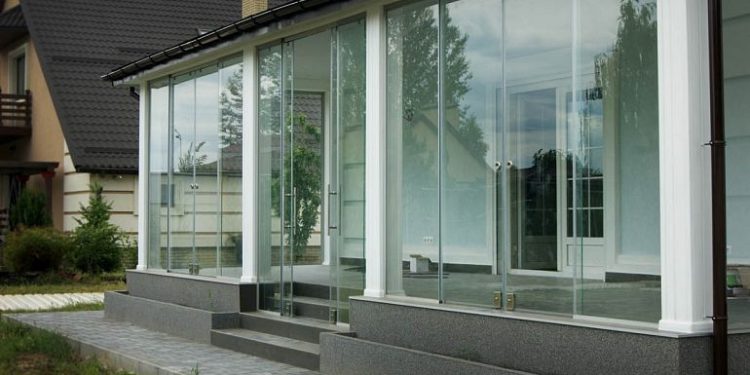 Входная группа из стекла для частного дома: виды и особенности конструкций