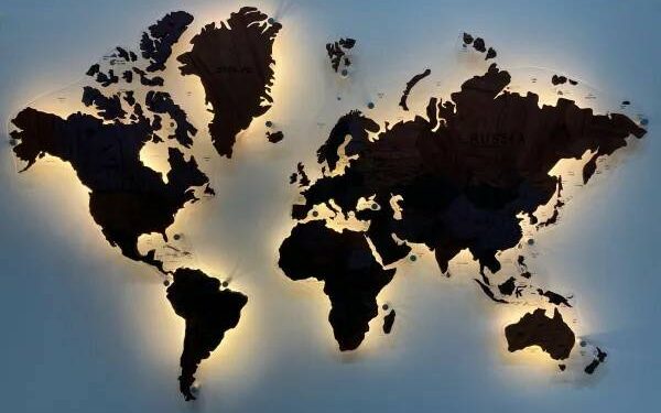 Многоуровневая карта мира из дерева: изюминка Вашего интерьера