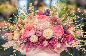 Букет с доставкой для любимой: какие цветы выбрать?