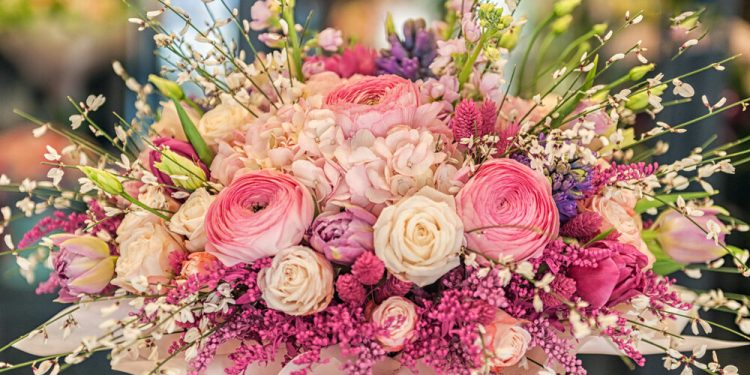 Букет с доставкой для любимой: какие цветы выбрать?