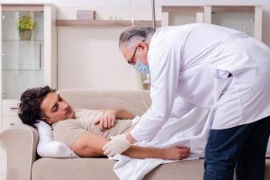 В каких случаях необходима помощь нарколога? И как его вызвать на дом?