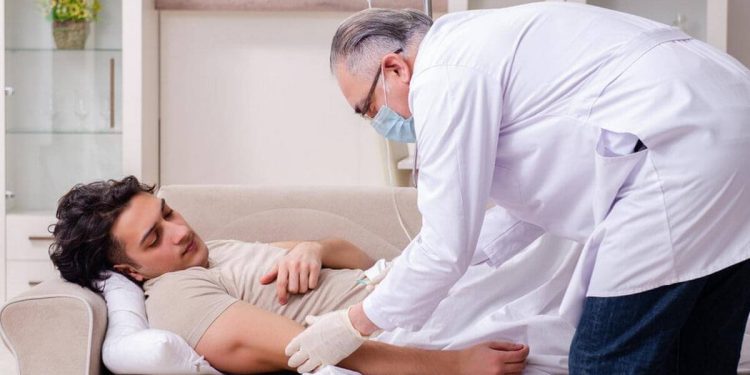 В каких случаях необходима помощь нарколога? И как его вызвать на дом?