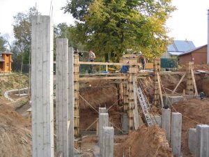 Забивные сваи для забора: особенности монтажа