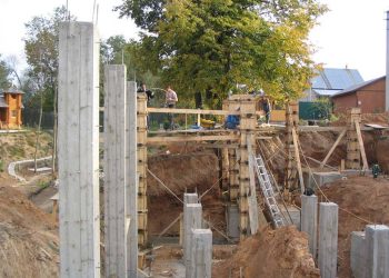 Забивные сваи для забора: особенности монтажа