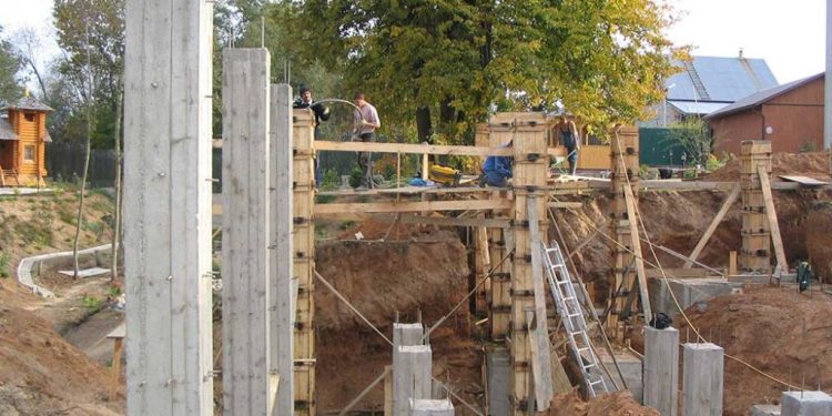 Забивные сваи для забора: особенности монтажа