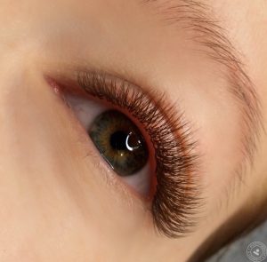 Коричневые ресницы: кому они подойдут и какие преимущества они имеют