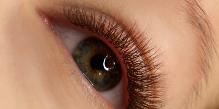 Коричневые ресницы: кому они подойдут и какие преимущества они имеют