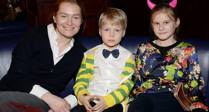 Толстоганова рассказала о проблемах с детьми