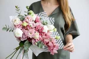 Как выбрать идеальный букет для второй половинки: советы от сервиса международной доставки цветов 'Русский Букет'