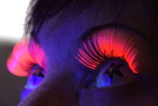 Флуоресцентные ресницы: выбор и уход