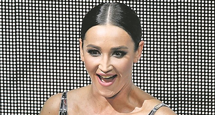 Портреты себя, любимой, много золота и панорамные окна: Ольга Бузова показала свою новую квартиру