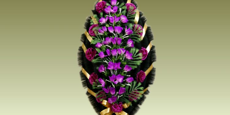 Разнообразие, особенности и выбор ритуальных венков из искусственных цветов