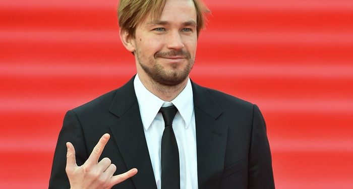 Почему Петров так много зарабатывает?