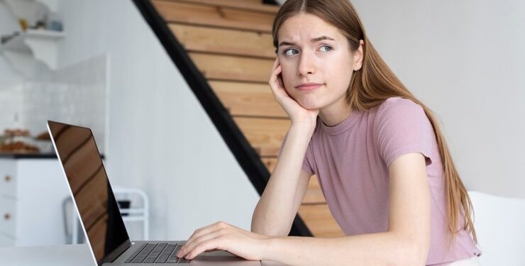 Работа для девушек: вакансии на удаленке