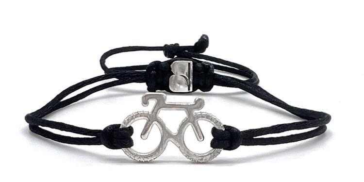 Женские браслеты на нити: стиль, выразительность и символика