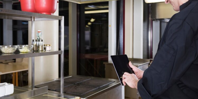 Вытяжной зонт пристенного типа: обзор и рекомендации