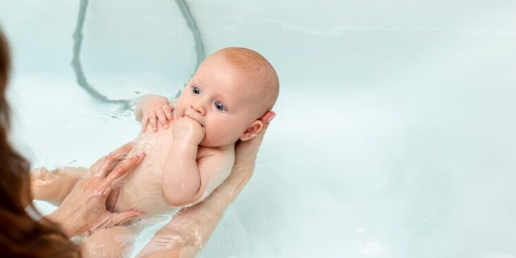 Грудничковое плавание: польза и особенности занятий в бассейне