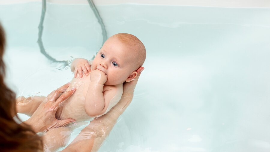 Грудничковое плавание: польза и особенности занятий в бассейне