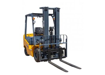 Вилочные погрузчики: незаменимые помощники в складской логистике