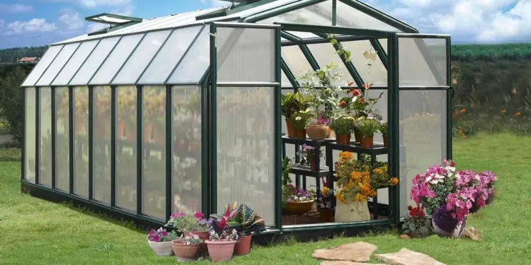 Почему сотовый поликарбонат – лучшее покрытие для теплицы?