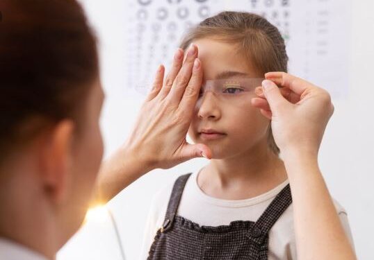 Лечение покраснения глаз у детей: причины, подходы, профилактика