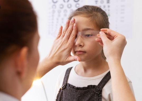 Лечение покраснения глаз у детей: причины, подходы, профилактика
