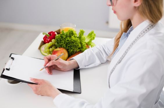 Нутрициолог — профессия будущего: как получить квалификацию и начать зарабатывать на знаниях о питании