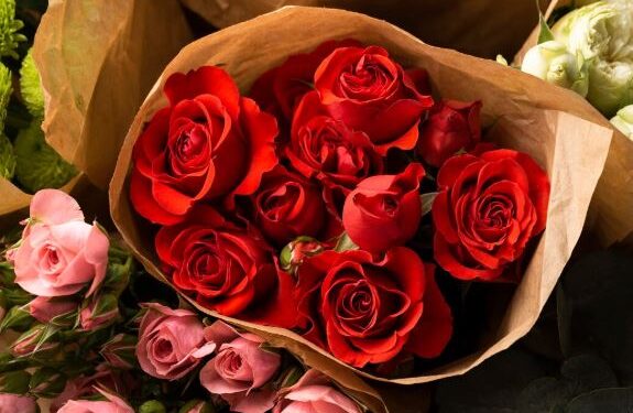 Кому уместно дарить букет роз