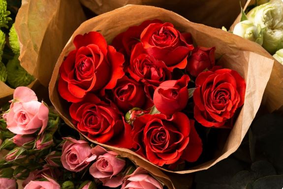 Кому уместно дарить букет роз