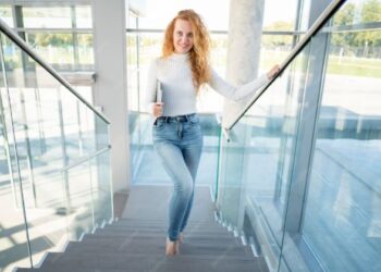 Ограждение из стекла: преимущества, виды и особенности установки