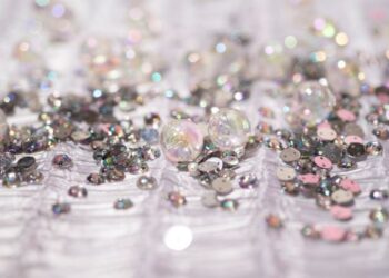 Пришивные и клеевые стразы: особенности, различия и применение