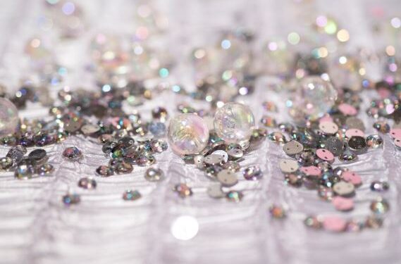 Пришивные и клеевые стразы: особенности, различия и применение