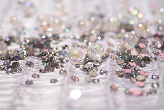 Пришивные и клеевые стразы: особенности, различия и применение