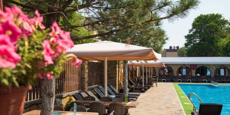 Зонты для кафе на центральной опоре: надежность, стиль и удобство