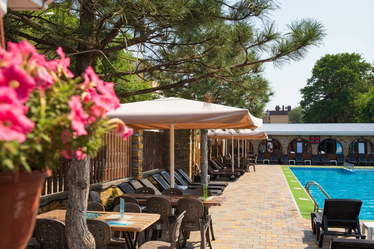 Зонты для кафе на центральной опоре: надежность, стиль и удобство