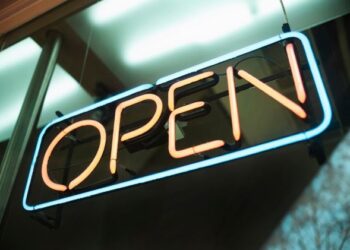 Вывески для бизнеса: виды, назначение и особенности применения