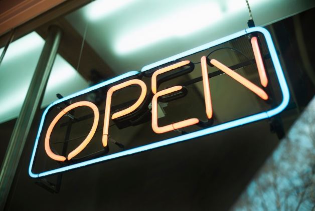 Вывески для бизнеса: виды, назначение и особенности применения